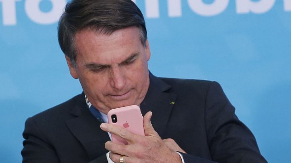 Presidente Jair Bolsonaro usando celular 
