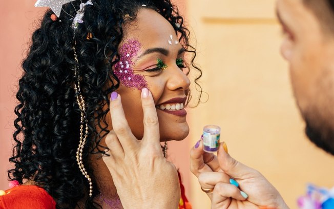 Glitter no Carnaval: veja como aplicar e os cuidados necessários