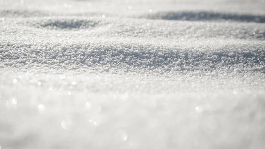 Neve tem formato de cristal de gelo, que são os chamados flocos de neve