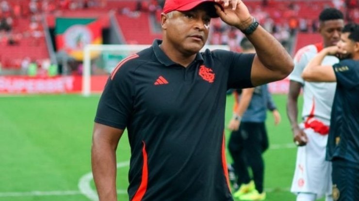 Roger Machado projeta final com Grêmio e confirma retornos