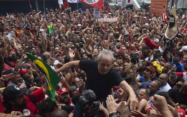 Ex-presidente Lula é carregado por apoiadores após discursar em frente ao Sindicato dos Metalúrgicos, em São Bernardo do Campo