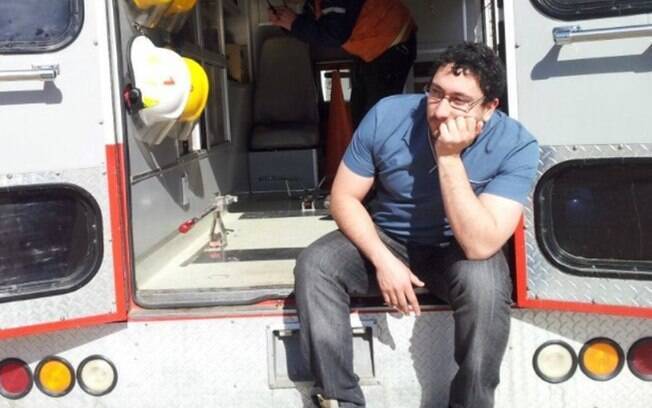 Daniel Gatica sentado em uma ambulância