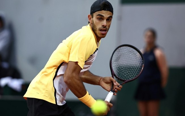 O argentino Francisco Cerundolo durante sua partida contra o americano Tommy Paul, no sétimo dia do torneio de Roland Garros, em Paris, em 1º de junho de 2024.