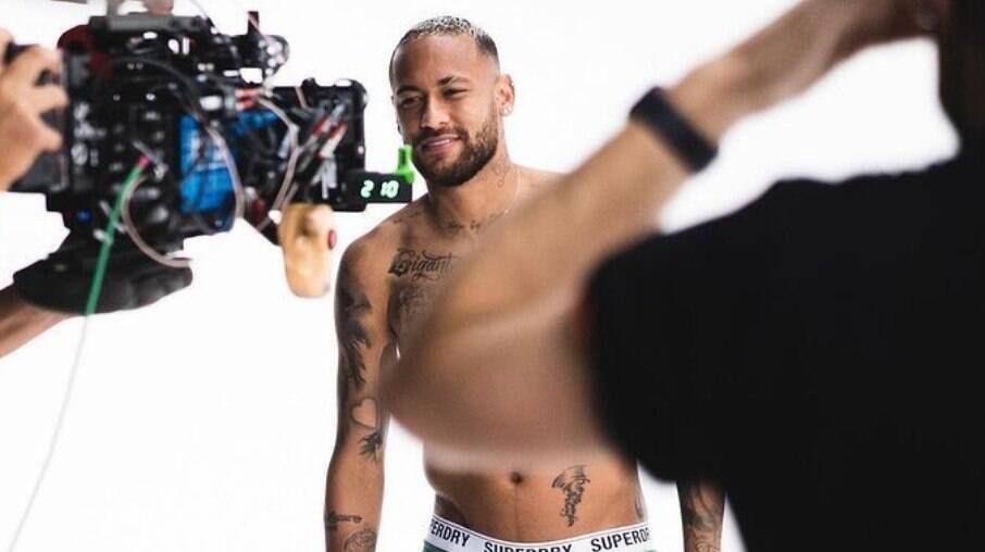 Neymar posa de cueca