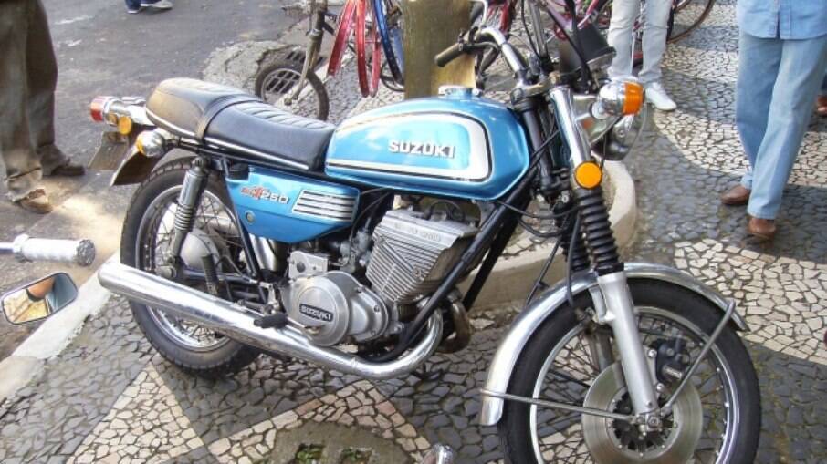 A Suzuki GT 250 tinha motor bicilíndrico dois tempos com sistema Ram Air de refrigeração a ar