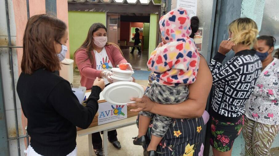 Os alimentos são acondicionados em marmitas e entregues para que sejam consumidos em casa, evitando a aglomerações de pessoas. Os alimentos são acondicionados em marmitas e entregues para que sejam consumidos em casa, evitando a aglomerações de pessoas.