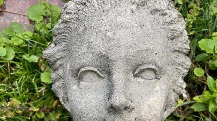 A cabeça partida da estátua histórica da Villa Alceo, na Itália