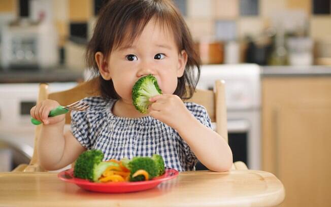 Especialistas afirmam que crianças podem adotar uma dieta vegana desde que tenham acompanhamento médico