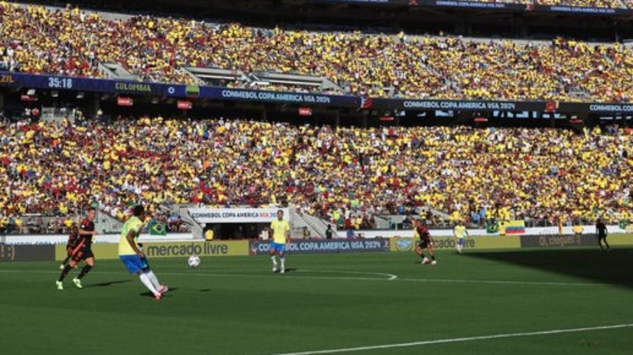 Brasil e Colômbia jogaram com estádio lotado nesta terça-feira