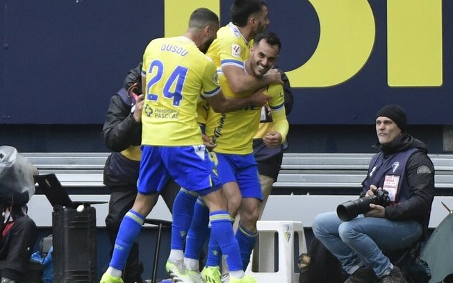 Juanmi é celebrado após fazer o primeiro de seus dois gols sobre o Atlético de Madrid