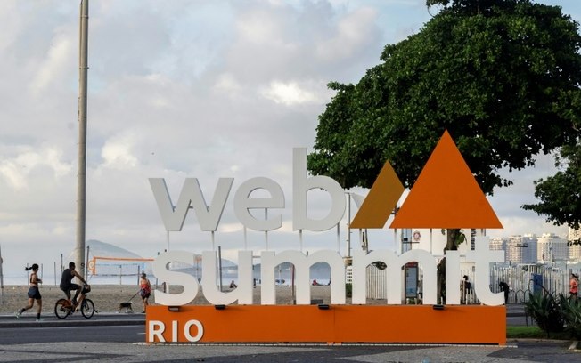 Placa do evento Web Summit é vista na orla de Copacabana, no Rio de Janeiro, em 12 de abril de 2024