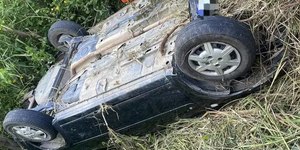 Criança fica dois dias ao lado dos corpos dos pais após acidente