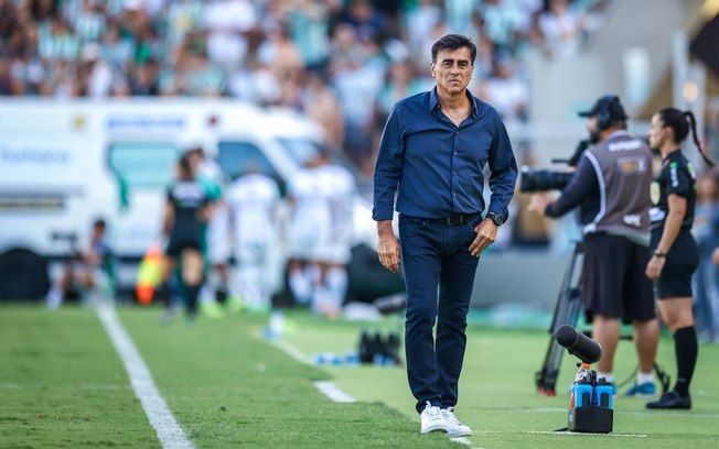 Quinteros explica lance com Ênio e diz: ”Não me sinto culpado”
