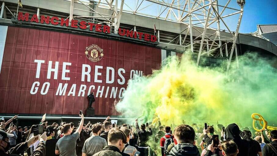 Torcedores do Manchester United se revoltam contra donos do clube