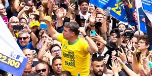 Vídeo: Flávio Bolsonaro repete cena vivida pelo pai em MG