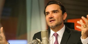 Sabino permanece no governo e pode ser expulso do partido