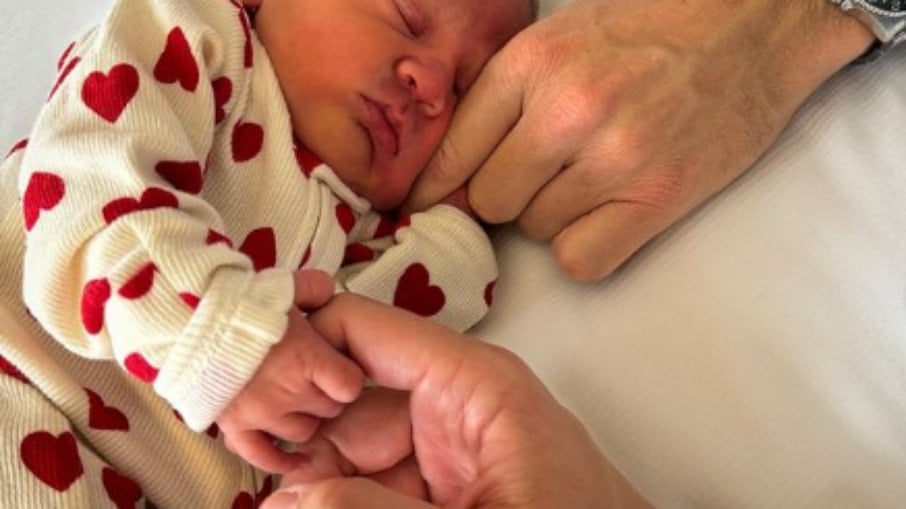 Pedro Andrade compartilha nascimento da filha por barriga solidária