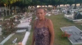 Mulher mora em cemitério há 21 anos e diz ter medo 