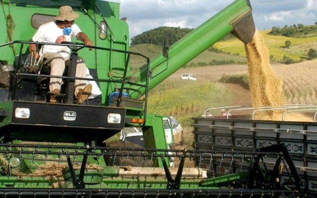 (Arquivo) Um agricultor colhe soja em Pato Branco, no Paraná, em 16 de setembro de 2004