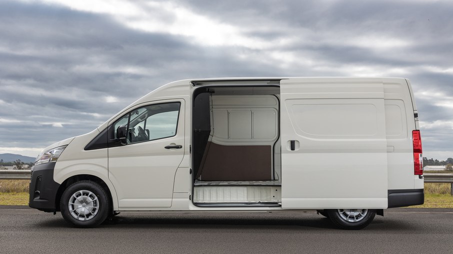 Vista lateral da Toyota Hiace Furgão