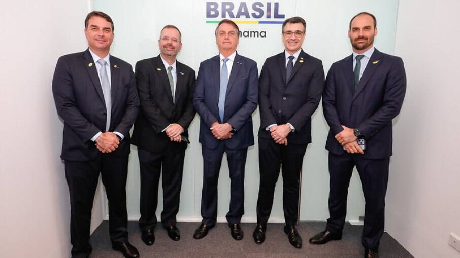 Senador Flávio Bolsonaro à esquerda, Jair Bolsonaro ao centro, o ministro das Relações Exteriores, Carlos Alberto França, e o deputado federal Eduardo Bolsonaro