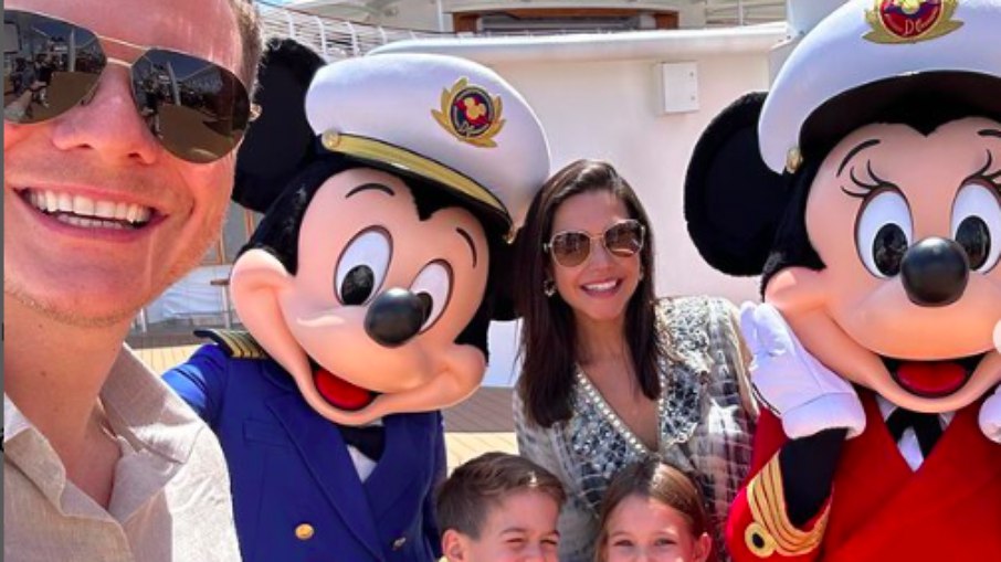 Thais Fersoza e Michel Teló em férias no cruzeiro da Disney