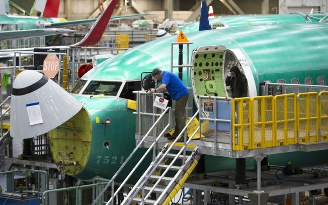 Funcionários trabalham em um avião 737 MAX na fábrica da Boeing em Renton, Washington, em 27 de março de 2019