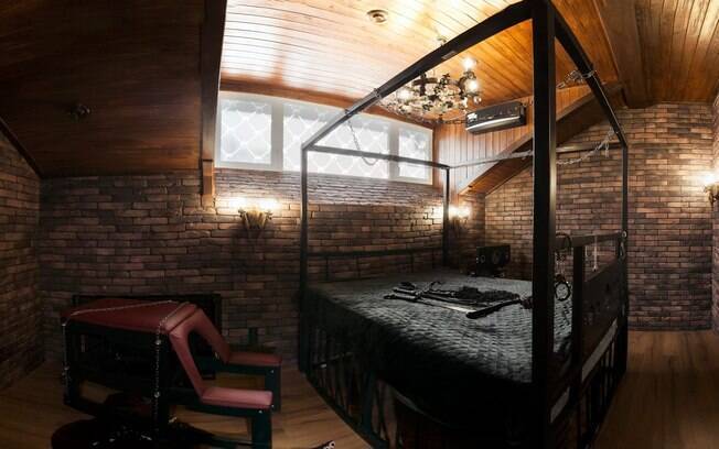 O ambiente mais novo da hospedagem é a Sala de Tortura, que é toda equipada com objetos  para prática do BDSM 
