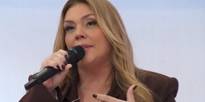 Simony chora ao relembrar de tia que morreu de câncer