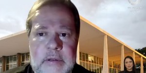 VÍDEO: Toffoli chora durante homenagem no STF