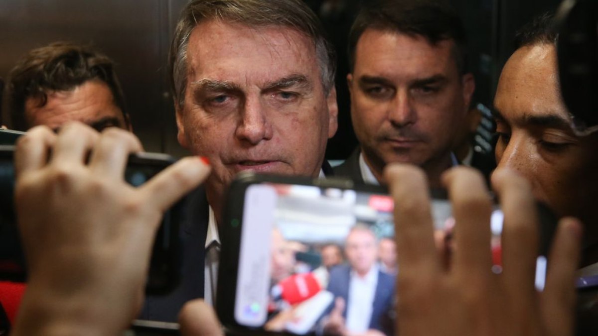 Ex-presidente Jair Bolsonaro na saída do Senado federal após visitar seu filho e senador Flávio Bolsonaro