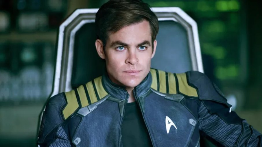 Chris Pine como James T. Kirk em cena de Star Trek
