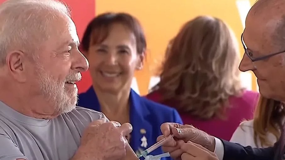 Lula foi vacinado pelo Geraldo Alckmin
