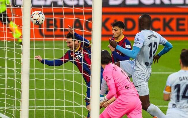 Messi marcou gol histórico pelo Barcelona contra o Valencia