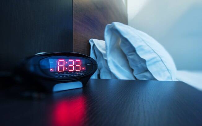 Dicas de viagem: outra coisa a se fazer é conferir o horário no relógio do quarto do hotel, para evitar atrasos