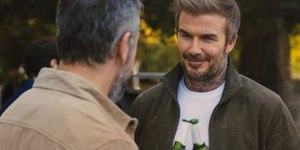 Comercial para o Super Bowl promove encontro de David Backham com ‘irmão desconhecido’