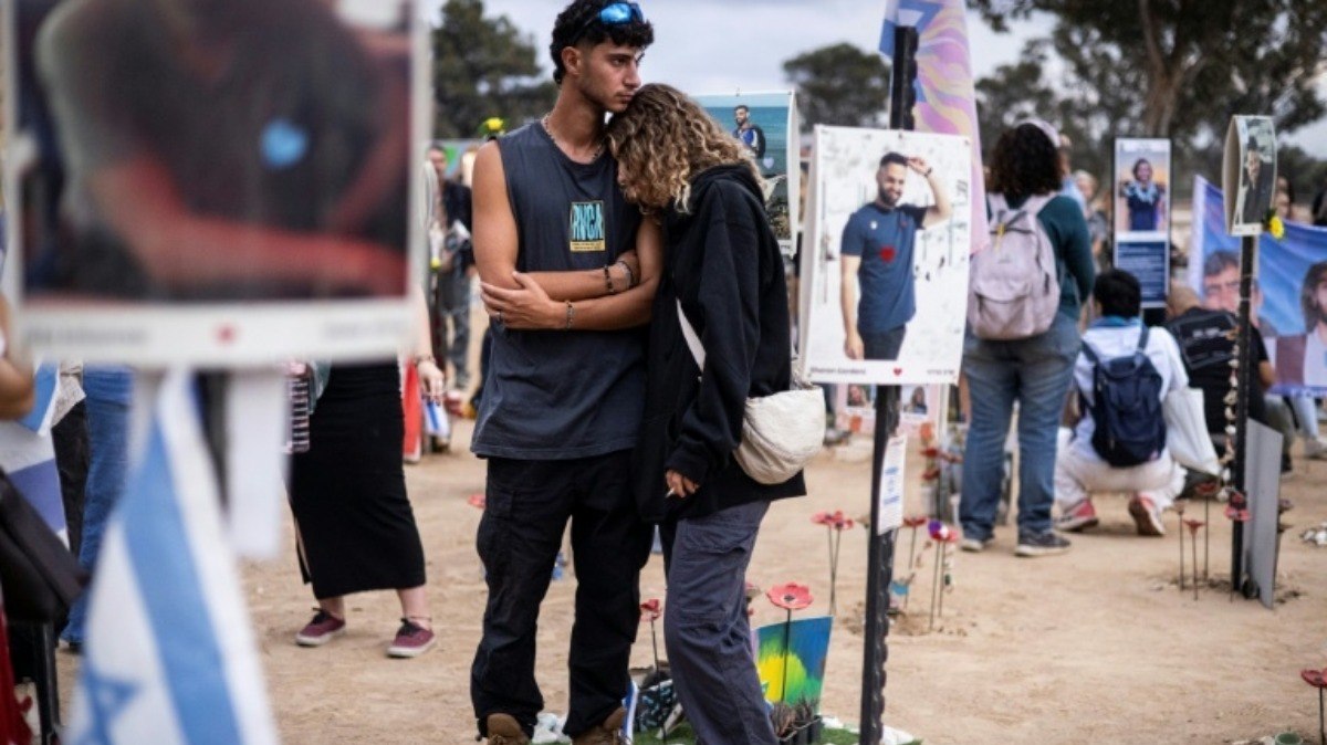 Cerimônia no memorial Nova, perto do Kibutz Reim, no sul de Israel, no primeiro aniversário dos ataques, 7 de outubro de 2024