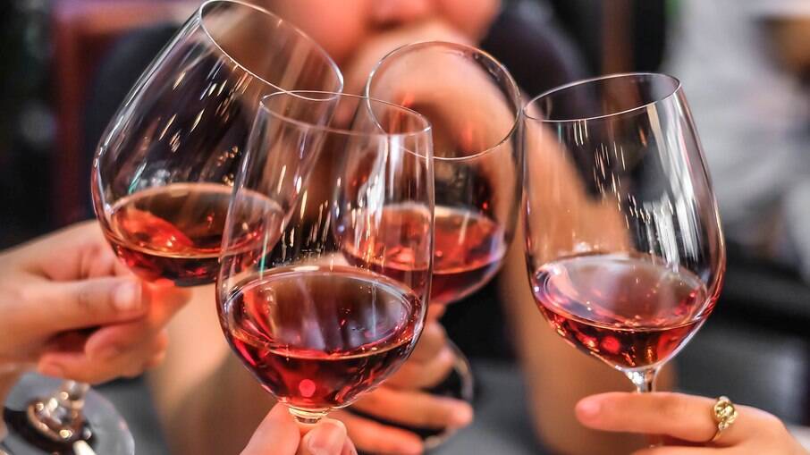 Por se tratar de um estudo que ainda está em fase inicial, ainda não é possível afirmar que o consumo de vinho ajuda a combater a covid-19