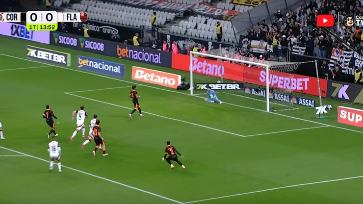 Yuri Alberto tenta cavadinha, Rossi defende e ainda provoca; veja