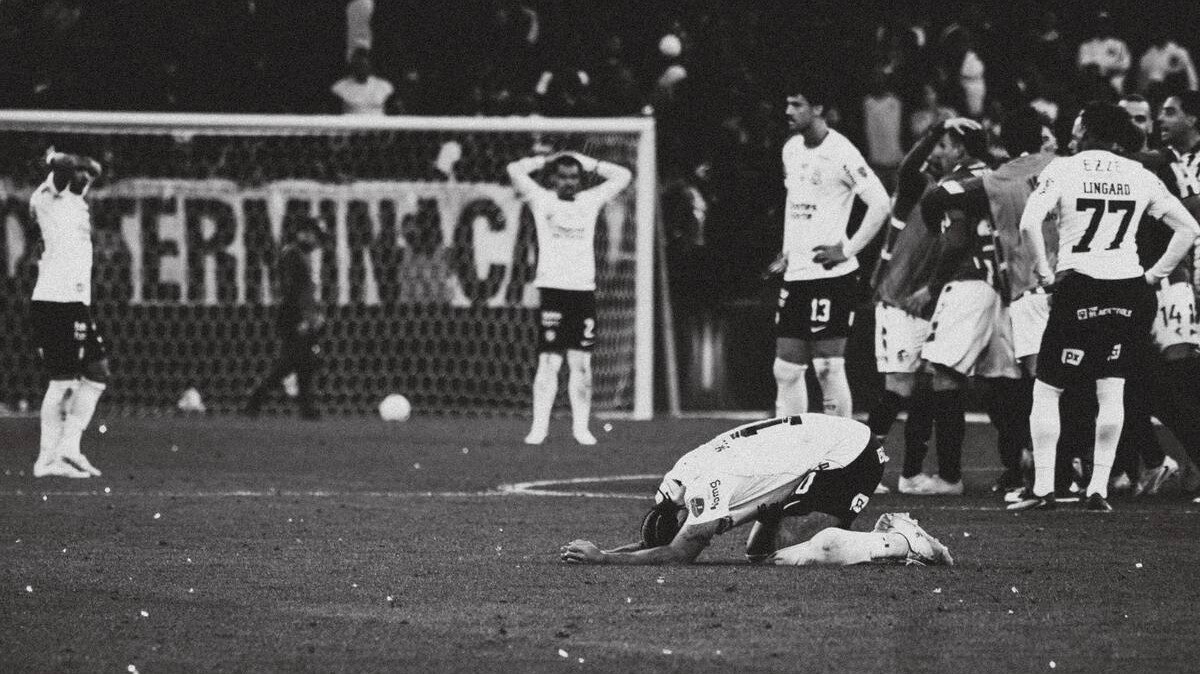 Memphis Depay lamenta após desperdiçar pênalti na eliminação do Corinthians diante do Estudiantes pela Libertadores
