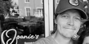 Aos 47 anos, Brad Arnold, vocalista da banda 3 Doors Down, morre