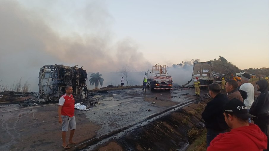 Batida entre ônibus e caminhão deixa 15 feridos na BR-040 Batida entre ônibus e caminhão deixa 15 feridos na BR-040