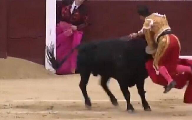 Namorado de sobrinha do rei da Espanha foi chifrado por touro durante festival