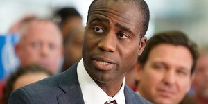 Governo da Flórida quer eliminar exigência de vacinação infantil