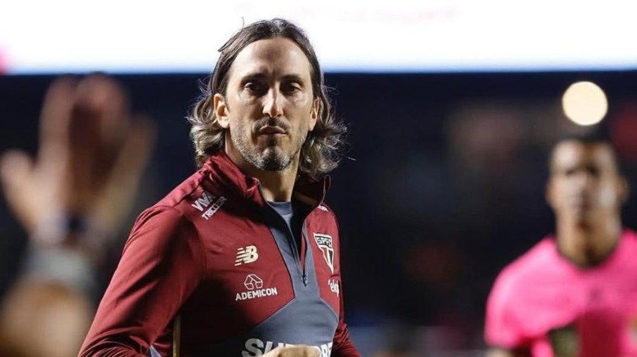 Zubeldía segue no comando do São Paulo Zubeldía segue no comando do São Paulo