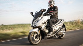 Honda lança o scooter Forza 350 da linha 2023 no Brasil