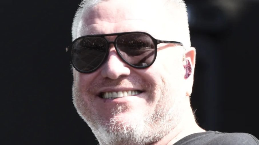 Morre o vocalista da banda Smash Mouth, Steve Harwell, aos 56 anos