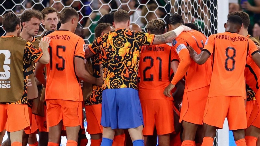 Todos os jogadores abraçaram Gakpo após gol contra Marrocos