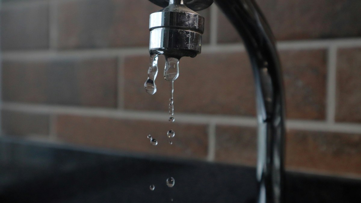 Volume de água desperdiçado poderia abastecer 50 milhões de pessoas