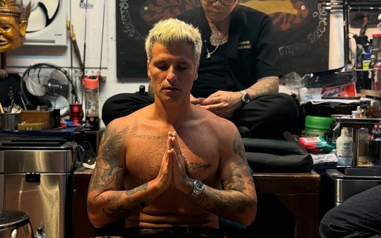Bruno Gagliasso participa de ritual e faz tatuagem na Tailândia